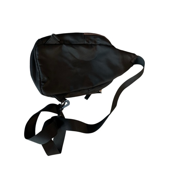 Compact Black Crossbody Bag with Adjustable Strap - Picture 4 of 4